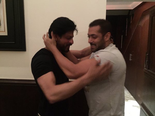 Salman Hugs SRK on his Birthday