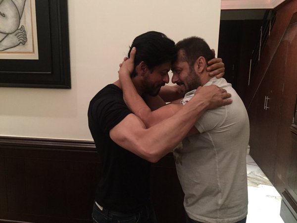 Salman Hugs SRK on his Birthday 1
