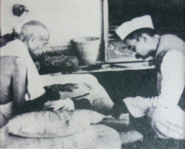 Rajendra-prasad-with-Gandhi-sitting . File photo