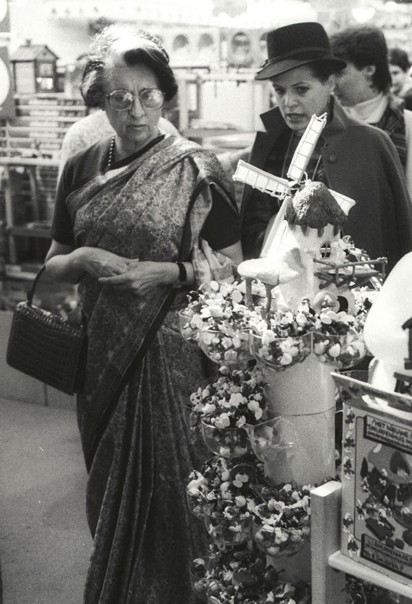 sonia-gandhi-indira-gandhi-walking . Francis Apesteguy/Getty Images