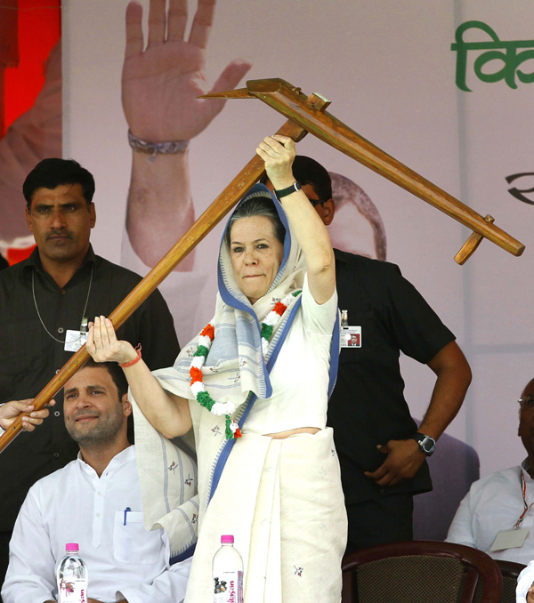 Sonia-Gandhi-receiving-plough-politics . Ajay Aggarwal/Hindustan Times via Getty Images