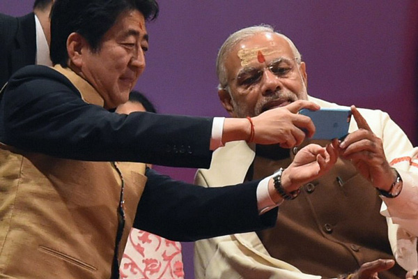 modi-abe-in-varanasi AFP prakash singh2.jpg