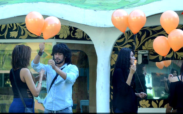 Bigg-Boss-9-balloons-task-colors