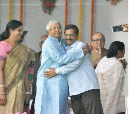 arvind kejriwal hugging lalu