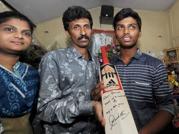 pranav-dhanawade-sachin-tendulkar-bat . Photo: PTI