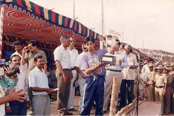 rahul-dravid-with-trophy-1 . Rahul Dravid-The great wall of India fb page