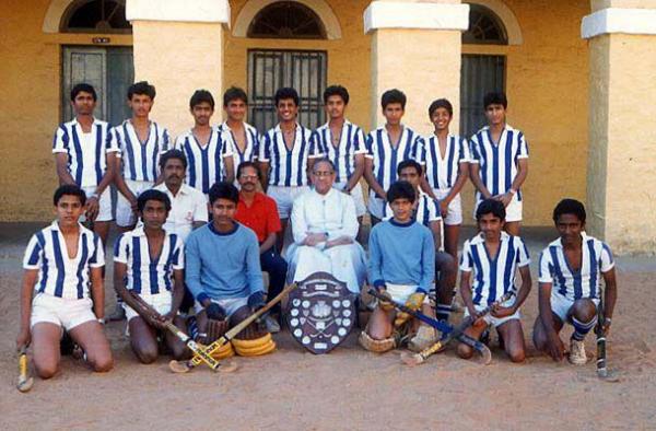 rahul-dravid-st-xaviers-hockey-team-5 . Rahul Dravid-The great wall of India fb page