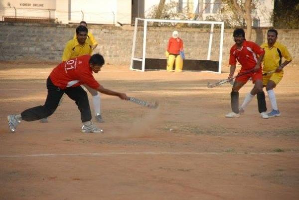 rahul-dravid-playing-hockey-9 . Rahul Dravid-The great wall of India fb page