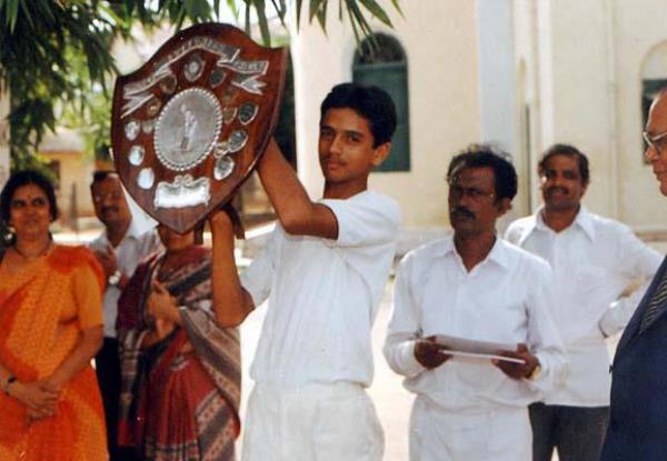 rahul-dravid-holding-trophy-in-school-10 . Rahul Dravid-The great wall of India fb page