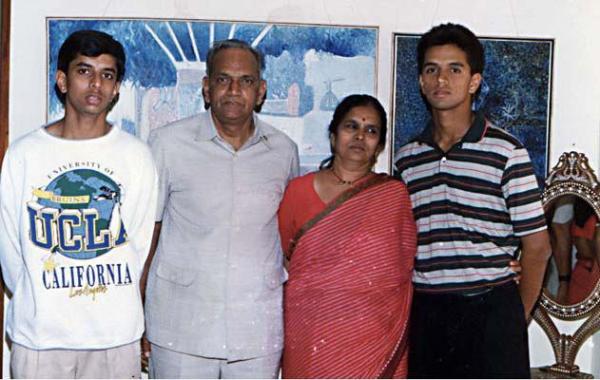 rahul-dravid-with-parents-and-brother-11 . .Rahul Dravid-The great wall of India fb page