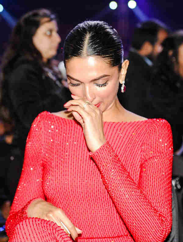 Deepika-Padukone-emotional-IANS-600