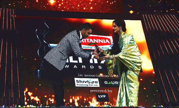 Ranveer-Singh-Rekha-IANS-600-filmfare-2016