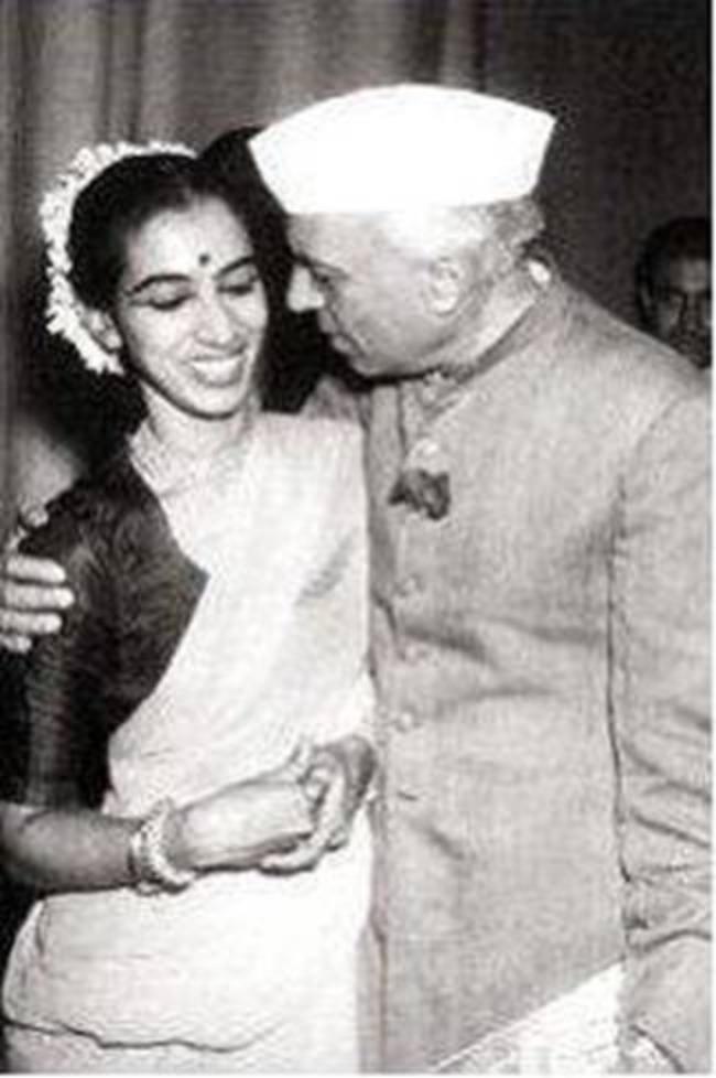 Jawaharlal_Nehru_and_Mrinalini_Sarabhai-wikicommons.jpg