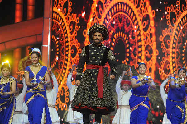 Ranveer-Singh-Star-Screen-Awards-performance-IANS-600