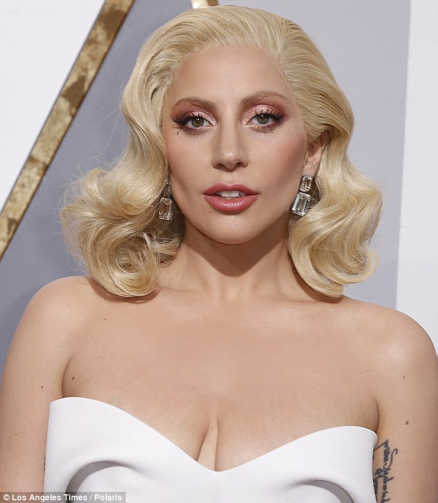Lady Gaga in 88th Oscar awar2.jpg