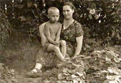 Vladimir_Putin_with_his_mother.jpg