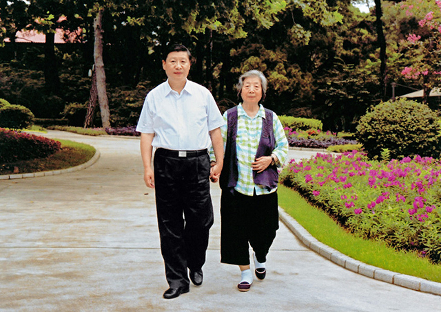 xi junping & mother.jpg