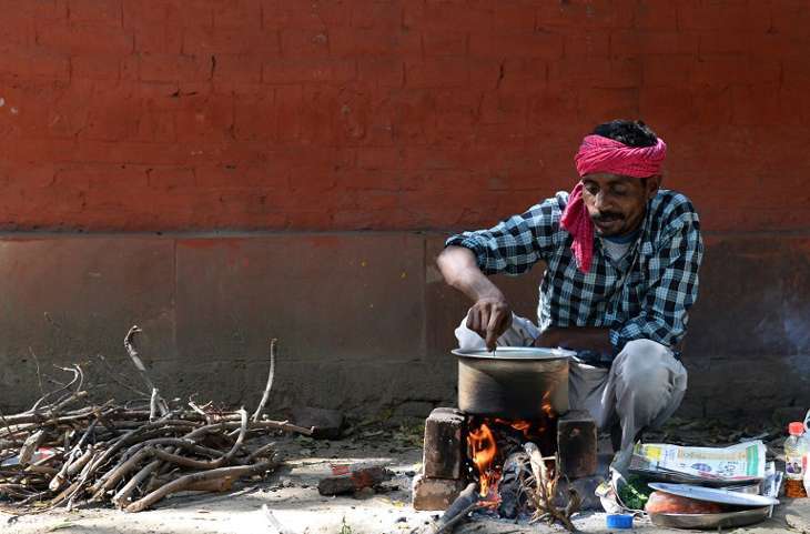 Man prepares food on sidewalk in Delhi Sajjad Huss
