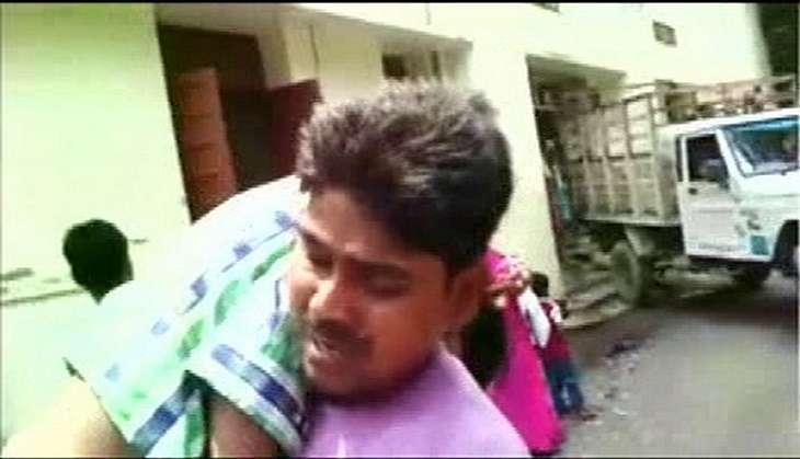 Boy dies on father's shoulder after being denied medical help in Kanpur