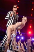 From twerk to work: Miley Cyrus is back to host the MTV VMA 2015 