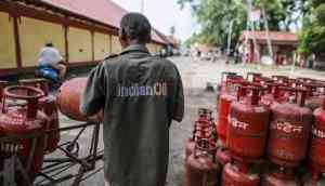 Subsidised Cooking gas rates down by Rs. 6.52; non-subsidised see a major cut of Rs 133