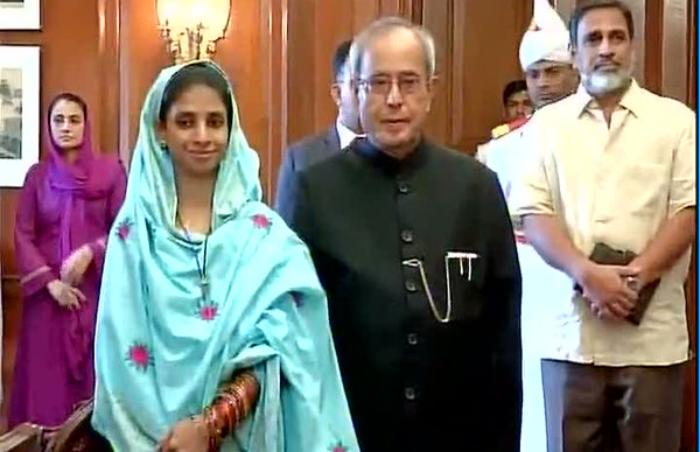 Prez Pranab Mukherjee meets Geeta at Rashtrapati Bhavan 