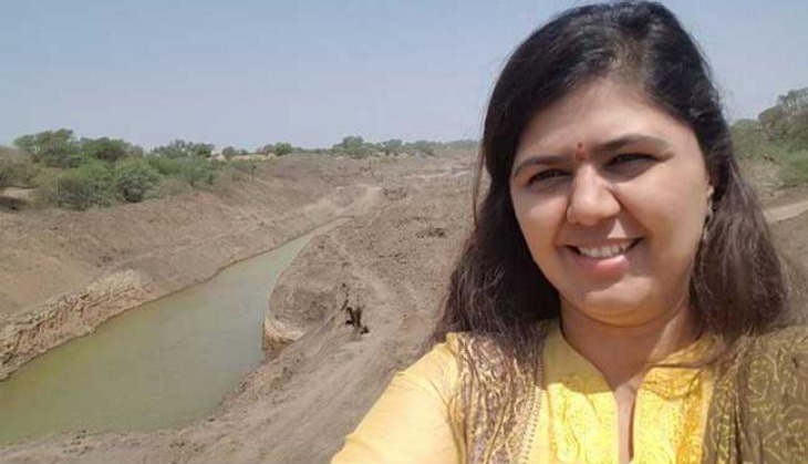 Twitter says Pankaja Munde's selfie deserves 'chullu bhar paani'; Minister responds with this 