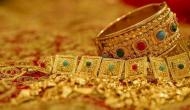 Shocking! A burqa-clad woman looted kgs of gold from a jewellery shop and threatened the owner with a toy pistol; see video