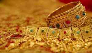 Shocking! A burqa-clad woman looted kgs of gold from a jewellery shop and threatened the owner with a toy pistol; see video