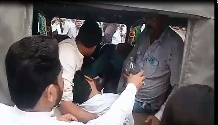 Lucknow: Protesting members of Rihai Manch beaten up brutally by UP Police 
