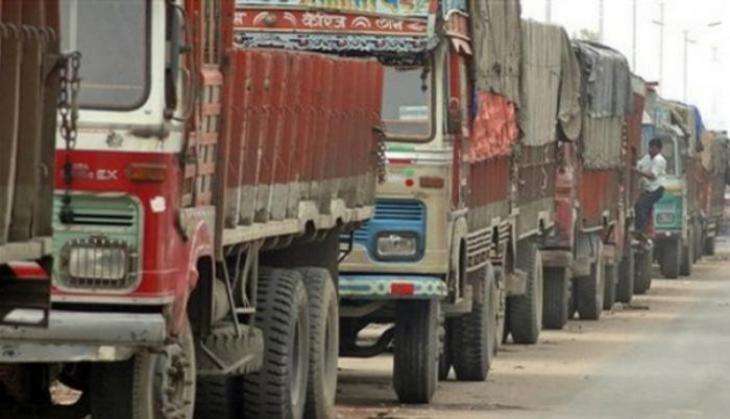 Demonetisation: Cash crunch paralyses goods movement; 4 lakh trucks stranded on highway 