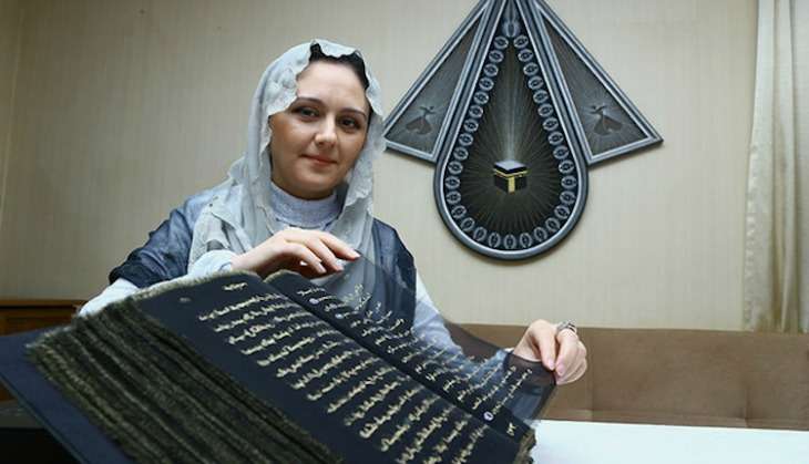 Artist spends 3 years writing the Quran on silk and the result is breathtaking 
