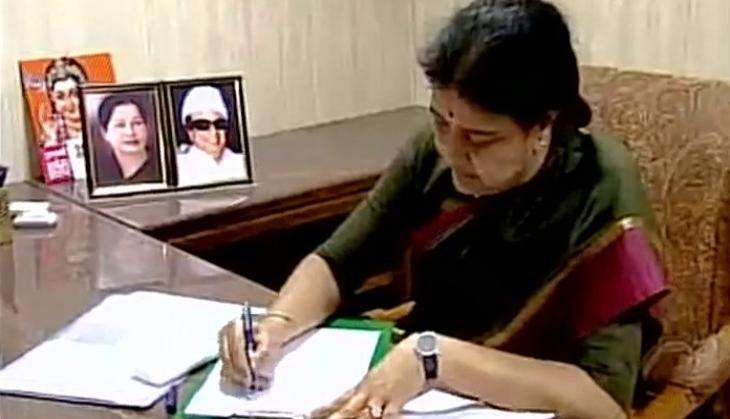Are the winds of change favouring Jayalalithaa's niece Deepa Jayakumar, instead of Sasikala Natarajan?  