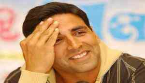 Gold star Akshay Kumar meets his first crush from school and shares picture on social media