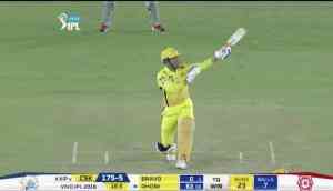 IPL 2018: Dhoni hit a magical one-handed six despite his back-pain; see video