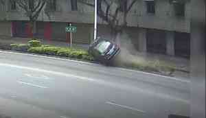 Unbelievable! Car flipped twice after trashing divider, driver arised uninjured; watch video