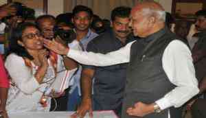Cheeky Trouble! Tamil Nadu Governor pats woman journalist on the cheek; triggers outrage, journalists demands apology 