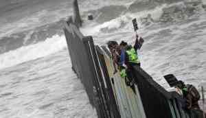 As US-Mexico border crossing shuts, asylum seekers climb 'the wall' in desperation 