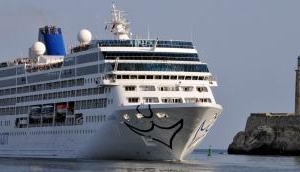 Carnival cruise ship avoids a Titanic situation, watch video inside