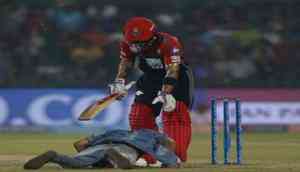 Virat Kohli's fan runs into the ground to click a selfie with the legend; see video