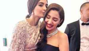 Sonam Kapoor gives a peck on Mahira Khan's forehead at Cannes 2018