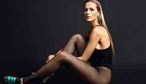 Model Petra Nemcova suffers wardrobe malfunction, flashes her flesh-color underwear