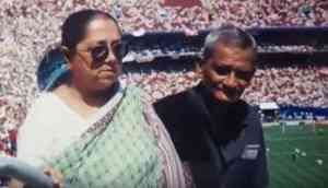 Amazing! This Indian couple is the biggest football fan, have visited ten FIFA World Cup since 1982