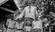 Rare pictures of the World's tallest man almost 9 feet tall