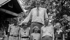 Rare pictures of the World's tallest man almost 9 feet tall