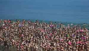 2505 Irish women break world record with mass nude swimming in the Irish Sea