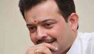 Bhaiyyuji Maharaj, Self-styled Godman Tweets, Union Minister before shooting himself dead