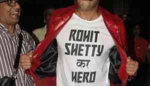 Simmba actor Ranveer Singh shows swag by wearing 'Rohit Shetty Ka Hero' t-shirt