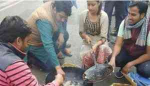 OMG! Making pakoras inside JNU campus cost the students hard; what happened next will surprise you