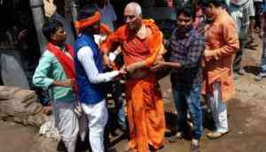 Video: Social activist Swami Agnivesh attacked by protesting BJP workers in Jharkhand's Pakur, says he is alive by God’s grace